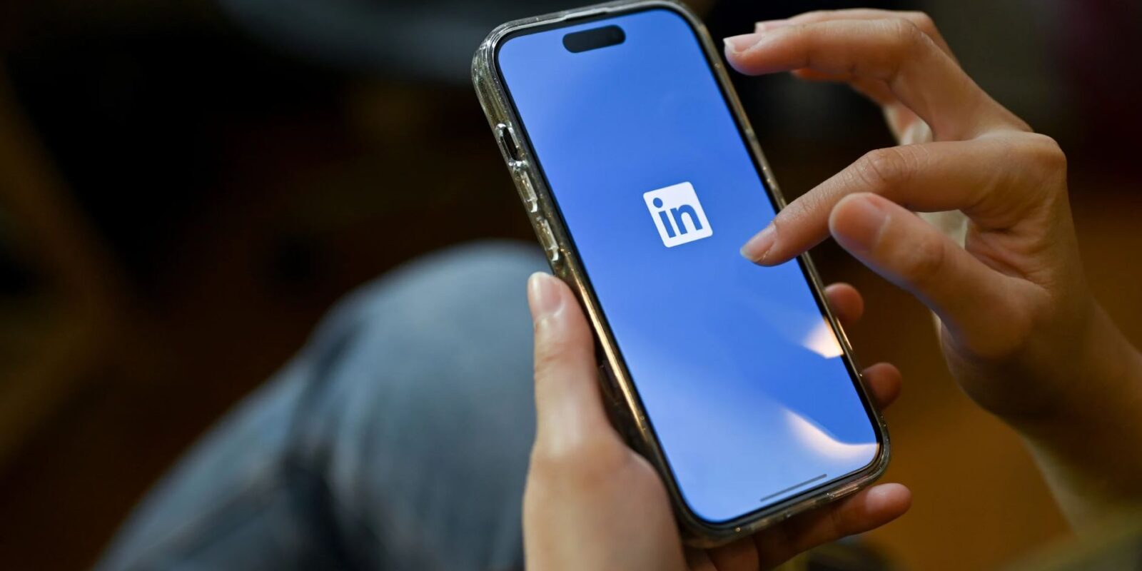 Wie man ein beeindruckendes LinkedIn Banner erstellt: Tipps für das perfekte Hintergrundbild