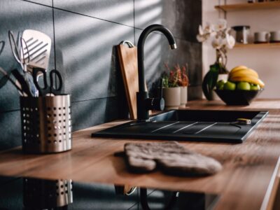 Schwarze Küche mit Holz: Zeitlos, Modern und Vielseitig