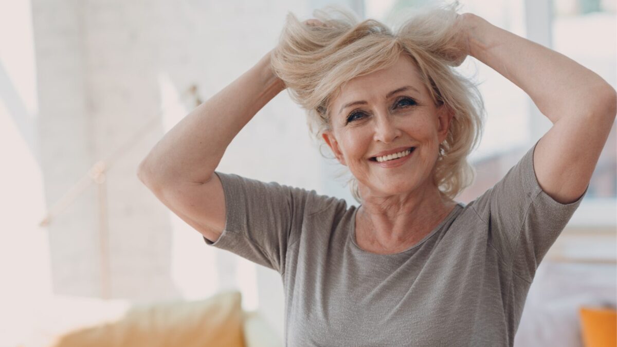 Graue Haare rauswachsen lassen: Die besten Tipps zum Übergang zu grauen Haaren