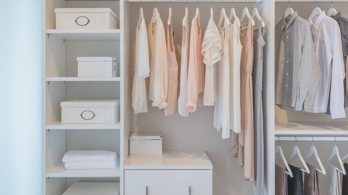 Kleiderschrank nach Farben sortieren – Tipps für mehr Ordnung und Stil