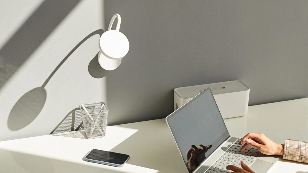 Weniger ist mehr: Minimalistische Ansätze für Businessfrauen – Ein neuer Blick auf Garderobe und Markenstrategie