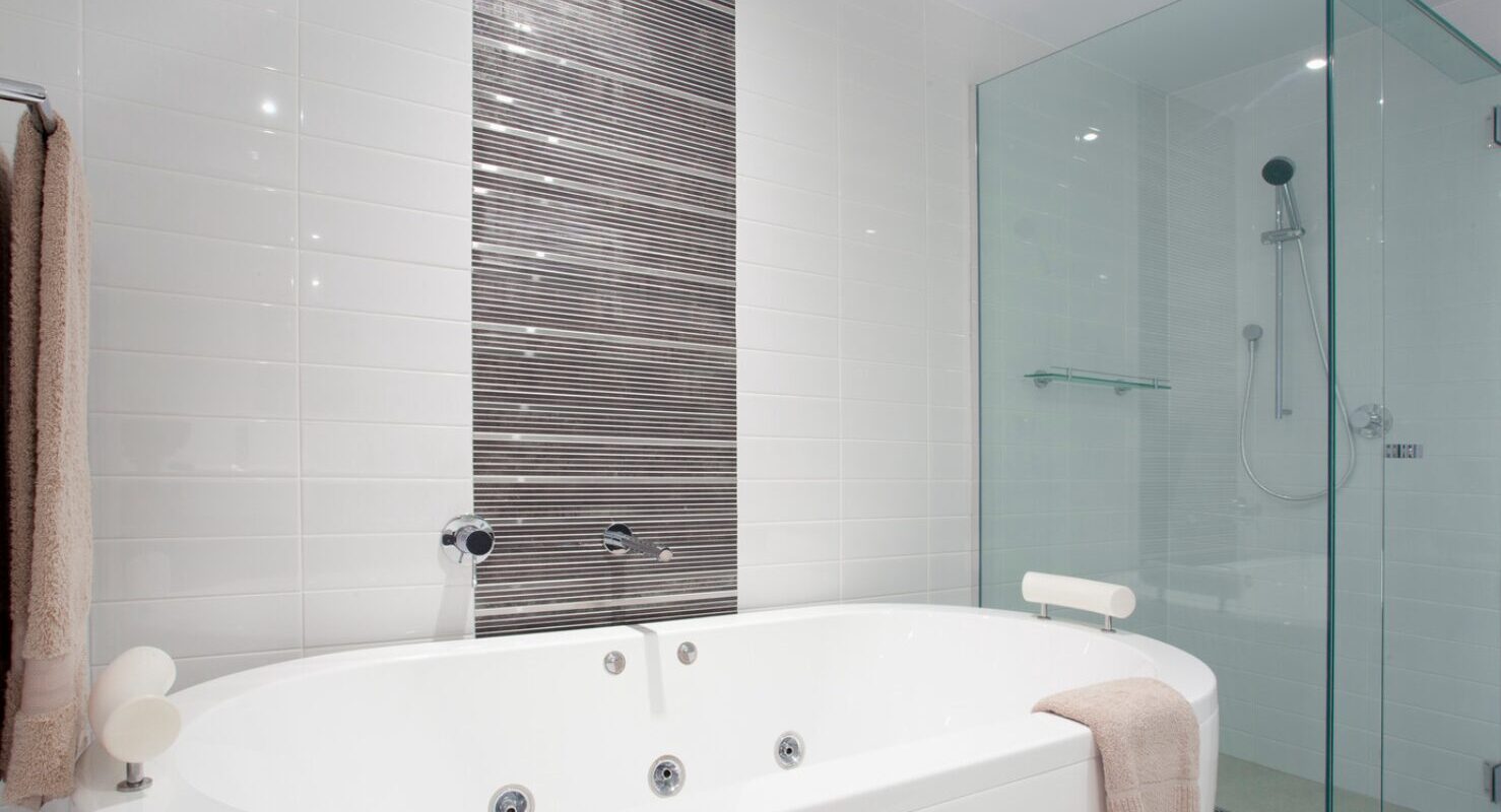 Duschbadewanne für ein kleines Bad: Die perfekte Lösung für platzsparende Flexibilität