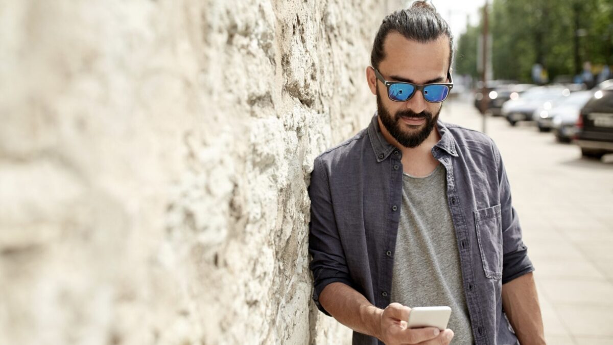 Ehemann schreibt mit anderen Frauen und lügt