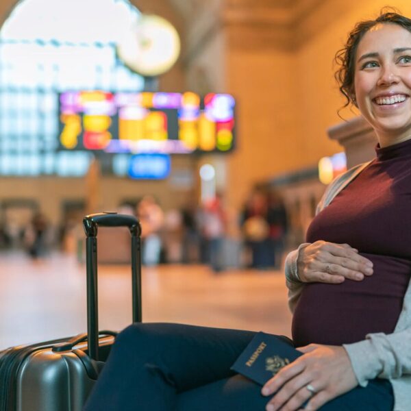 Fliegen in der Schwangerschaft Sicher reisen mit Babybauch