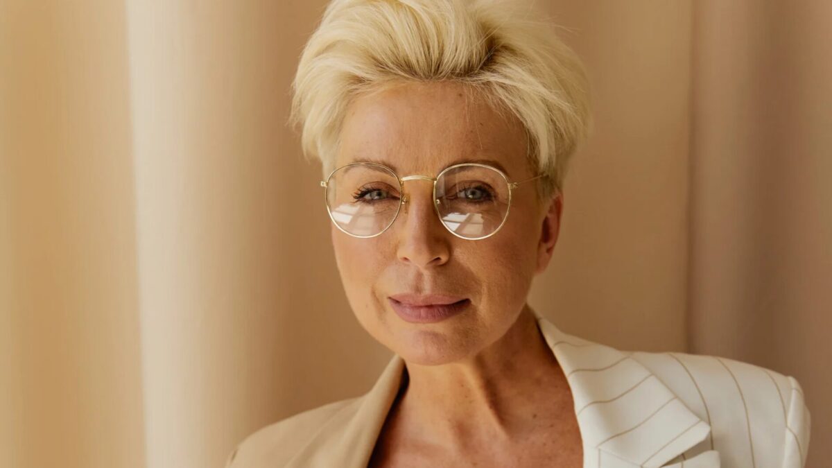 Freche mit Brille Kurzhaarfrisuren ab 60 die jünger machen