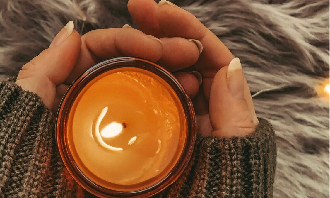 Warmes Kerzenlicht nach einem langen Arbeitstag beruhigt