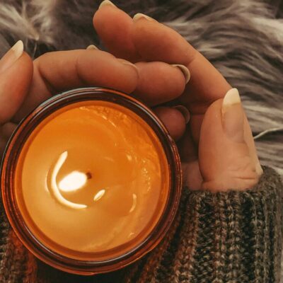 Warmes Kerzenlicht nach einem langen Arbeitstag beruhigt