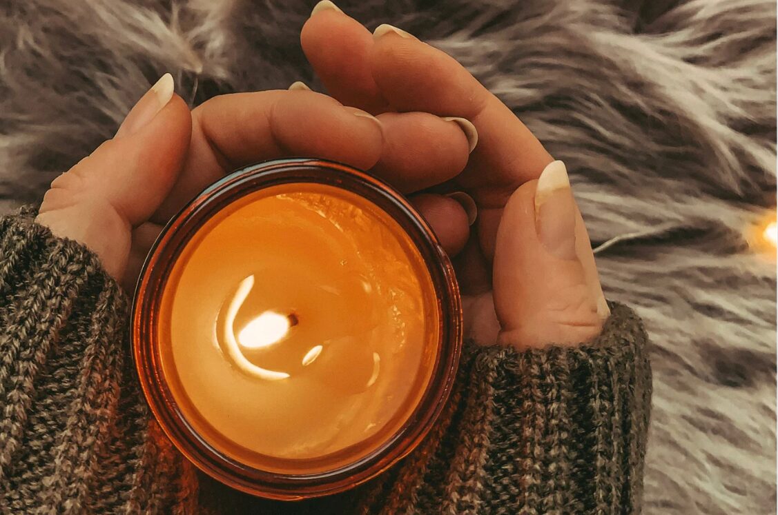 Warmes Kerzenlicht nach einem langen Arbeitstag beruhigt