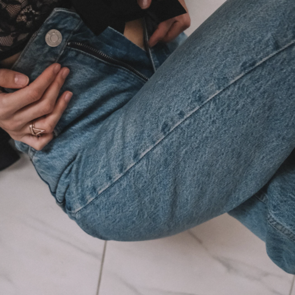 Dunkelblaue Jeans kombinieren